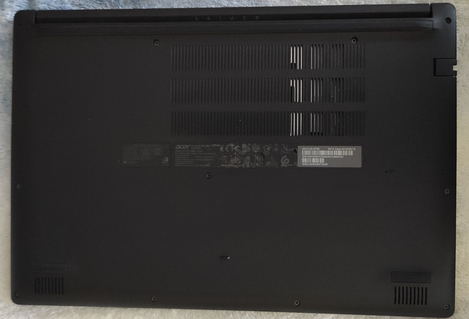 Лаптоп марка Acer, бизнес чанта DELL и универсално зарядно Hama