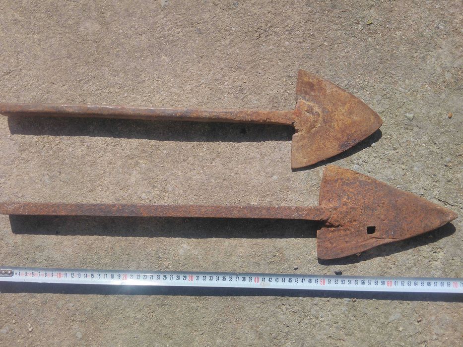 Продавам две антикварни стрелки за урала ковано желязо ръчни