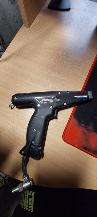 Pistol pneumatic pentru strâns bride
