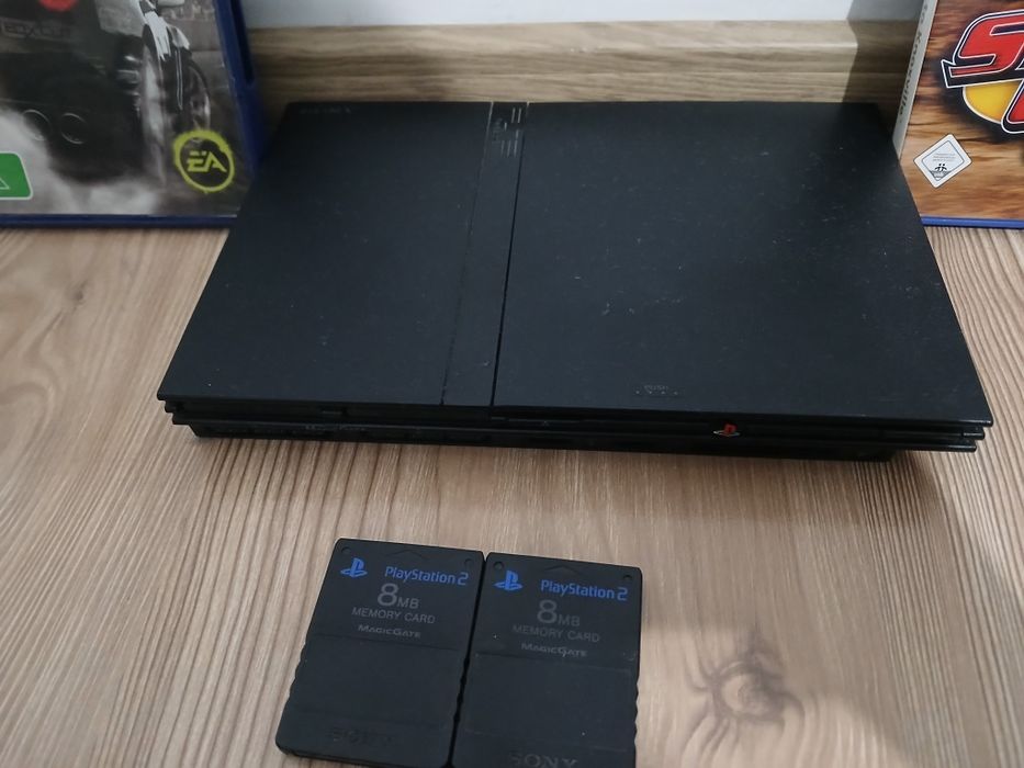 Vând PlayStation 2
