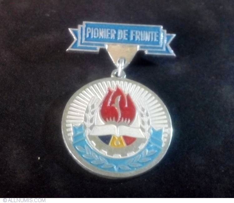 Vand lot 750 insigne noi pioneri Pionier de frunte