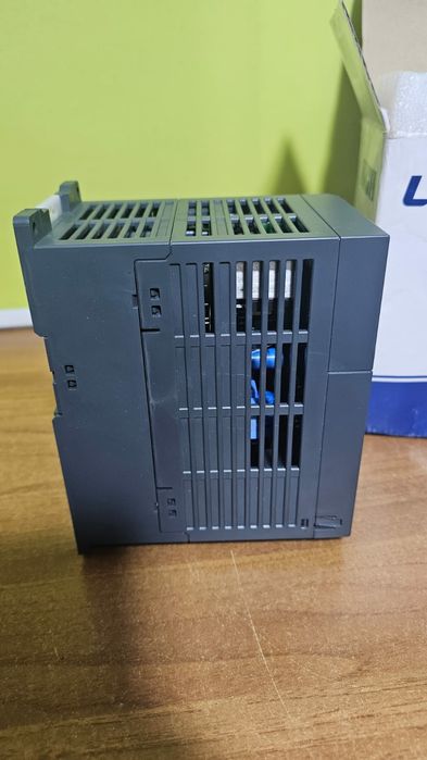 Invertor de frecvență trifazat LSL V0008G 100-4EOFN