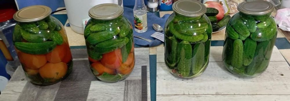 Соленья.Соленые огурцы,помидоры.Компот.
