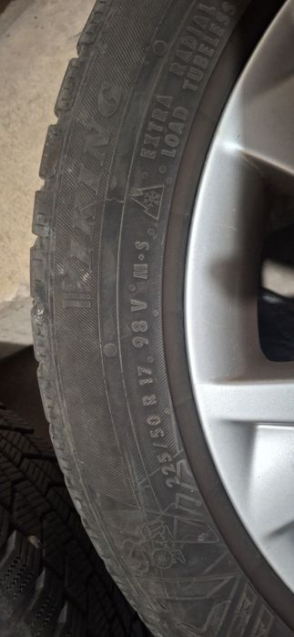 Продавам гуми с джанти 17