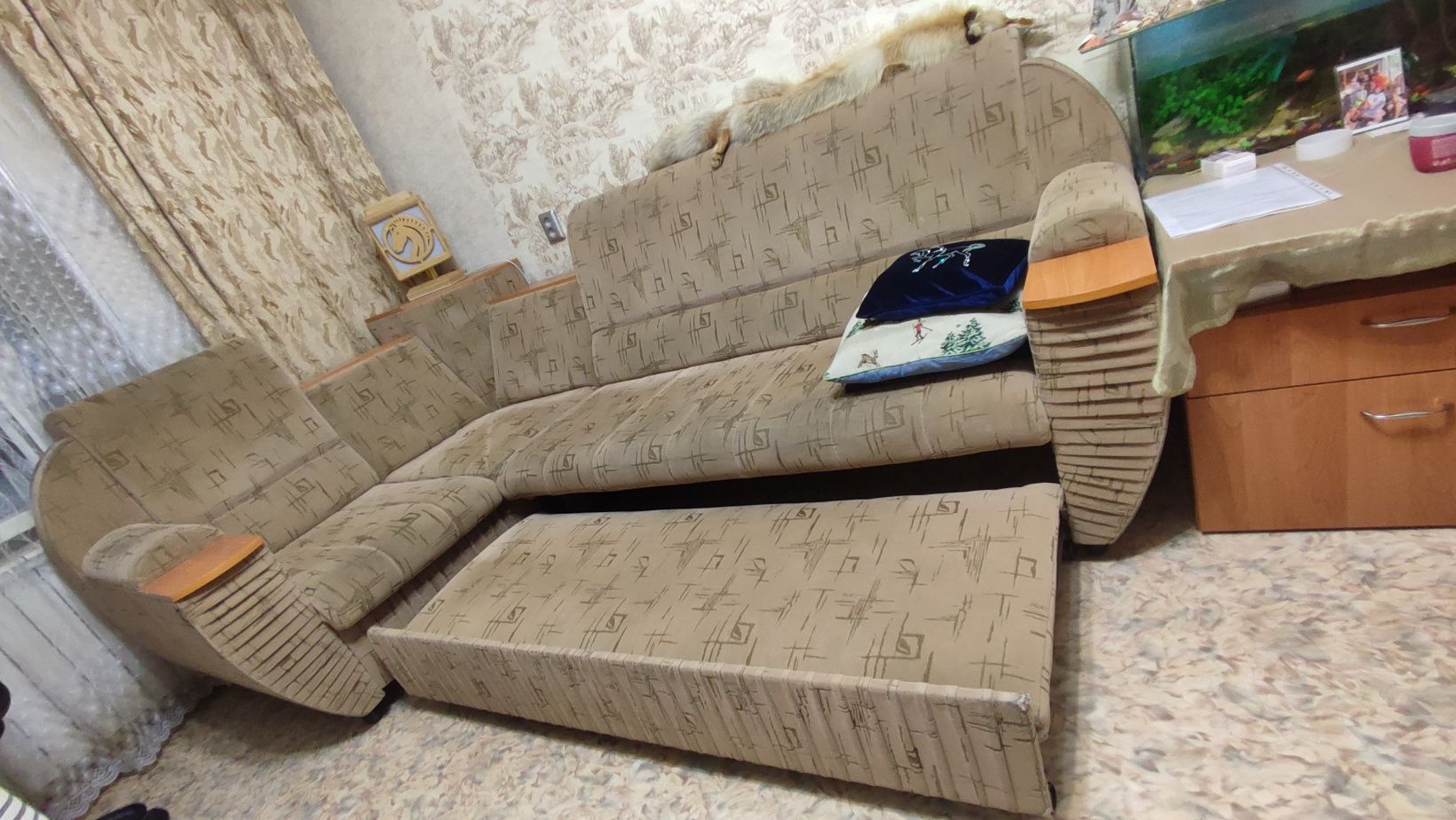 Продам диван угловой в комплекте с тумбой и креслом