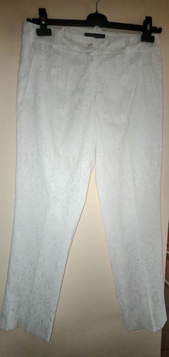 Pantaloni  marimea 40 de culoare alba  eleganti
