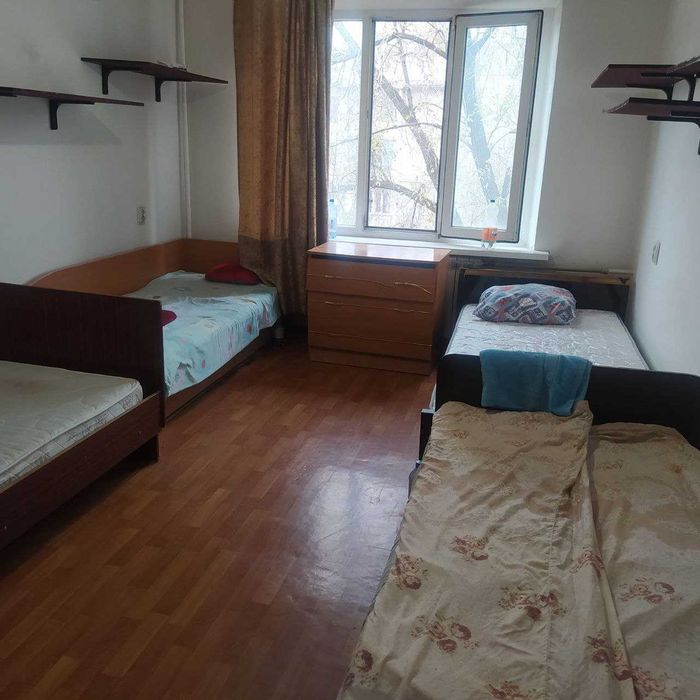 кровать в  комнате