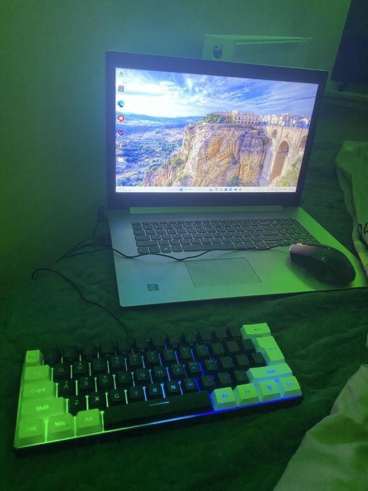 Leptop cu mouse si tastatura cu led RGB