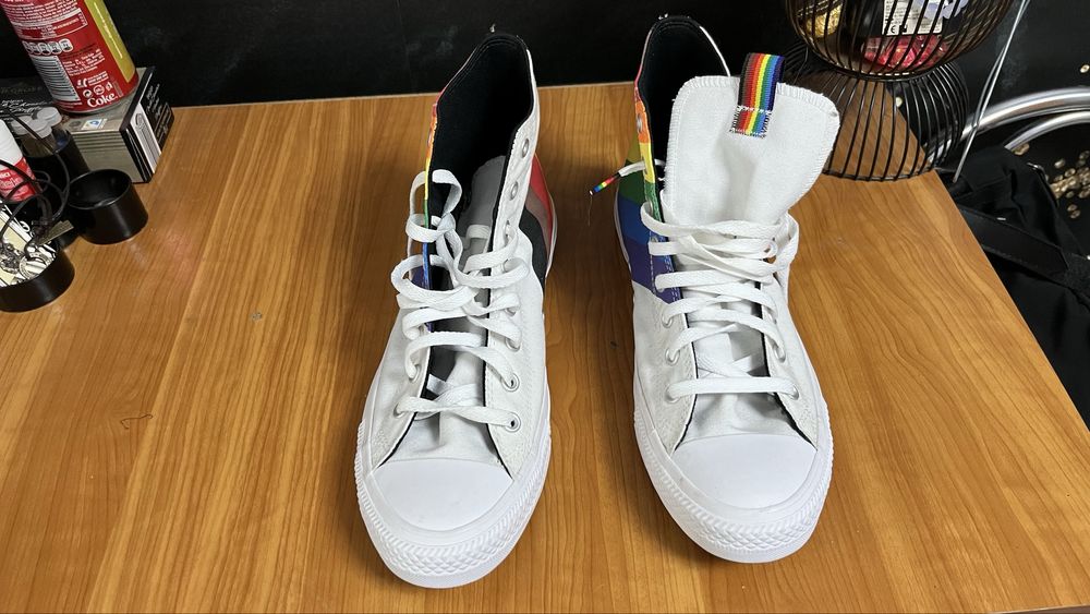 Converse, albe cu dungi