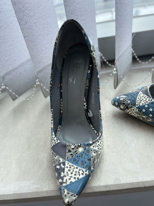 Остри обувки на ток