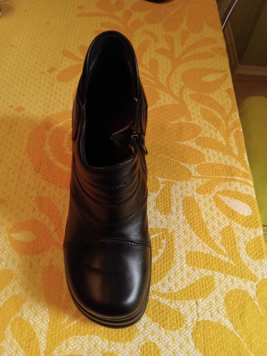 нови ,атрактивни дамски обувки на платформа от естествена кожа