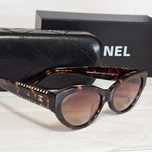 Ochelari de soare Chanel, accesorizati cu strasuri