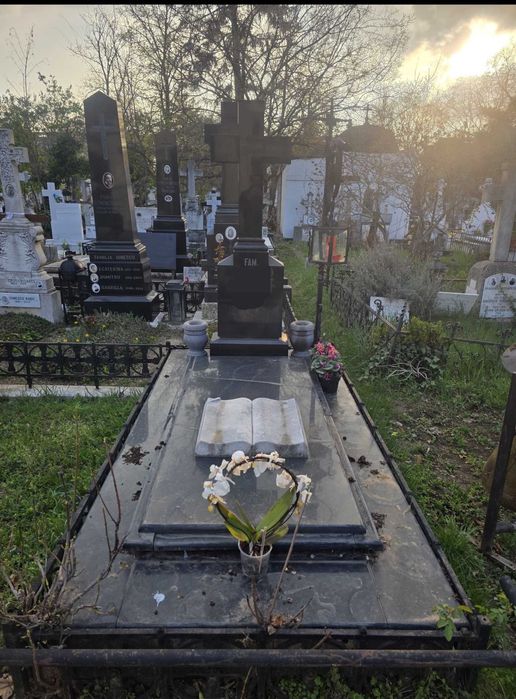 Loc veci Bellu, cripta cu 3 locuri lucrare funerara din granit