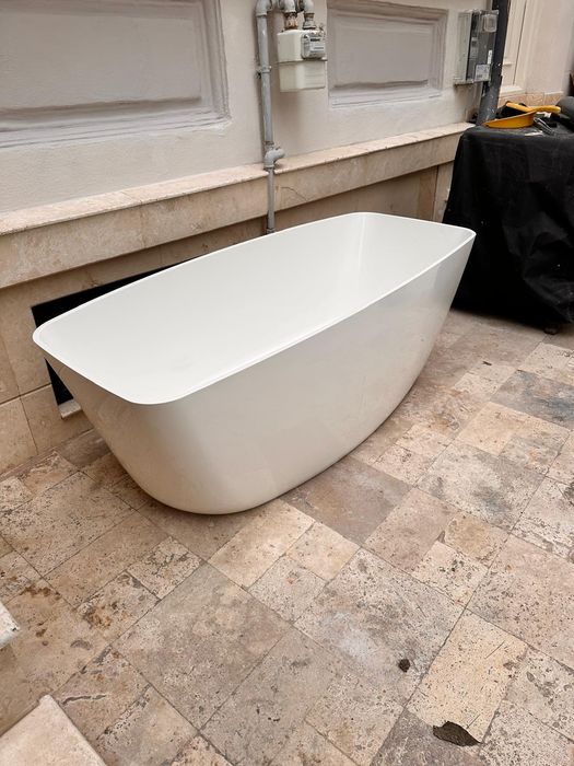 Cadă freestanding acrilică 140x70 cm – modernă, stare excelentă