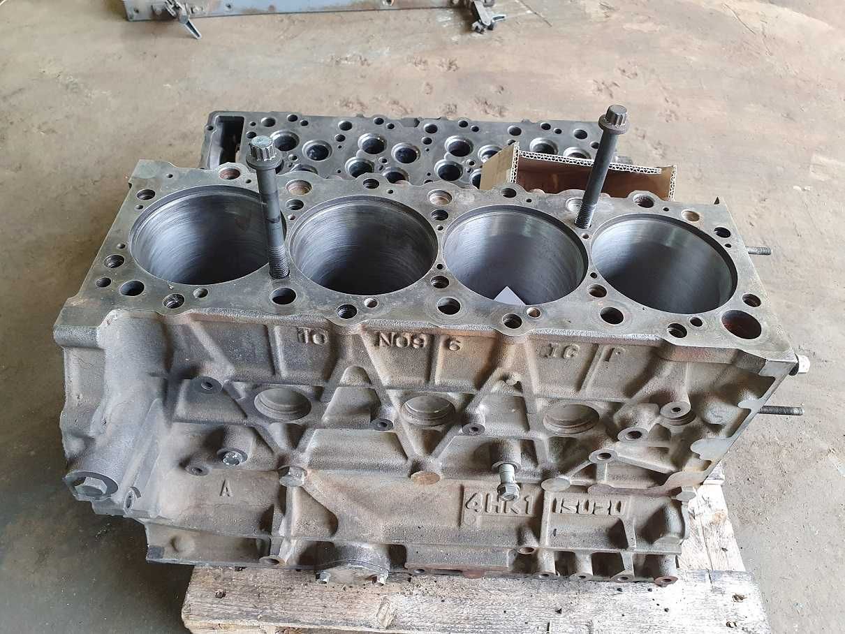 Dezmembrez Isuzu 4HK1- bloc motor, vibrochen, chiuloasa, pistoane,