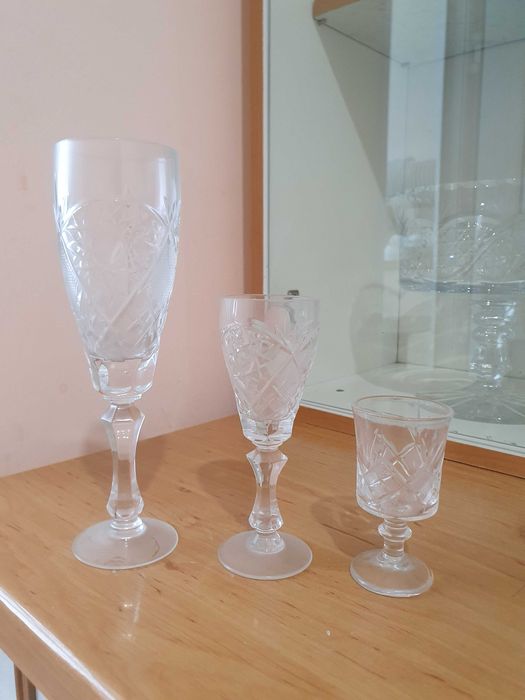 Стаканы , рюмки.