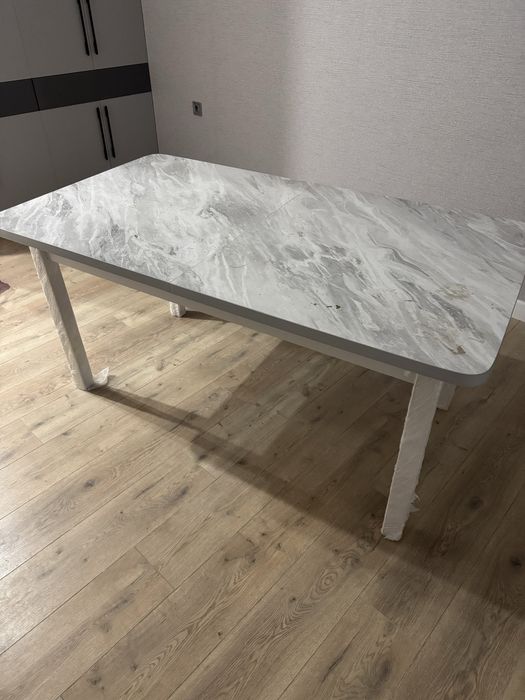 Кухонный стол новый, есть некторые повреждения