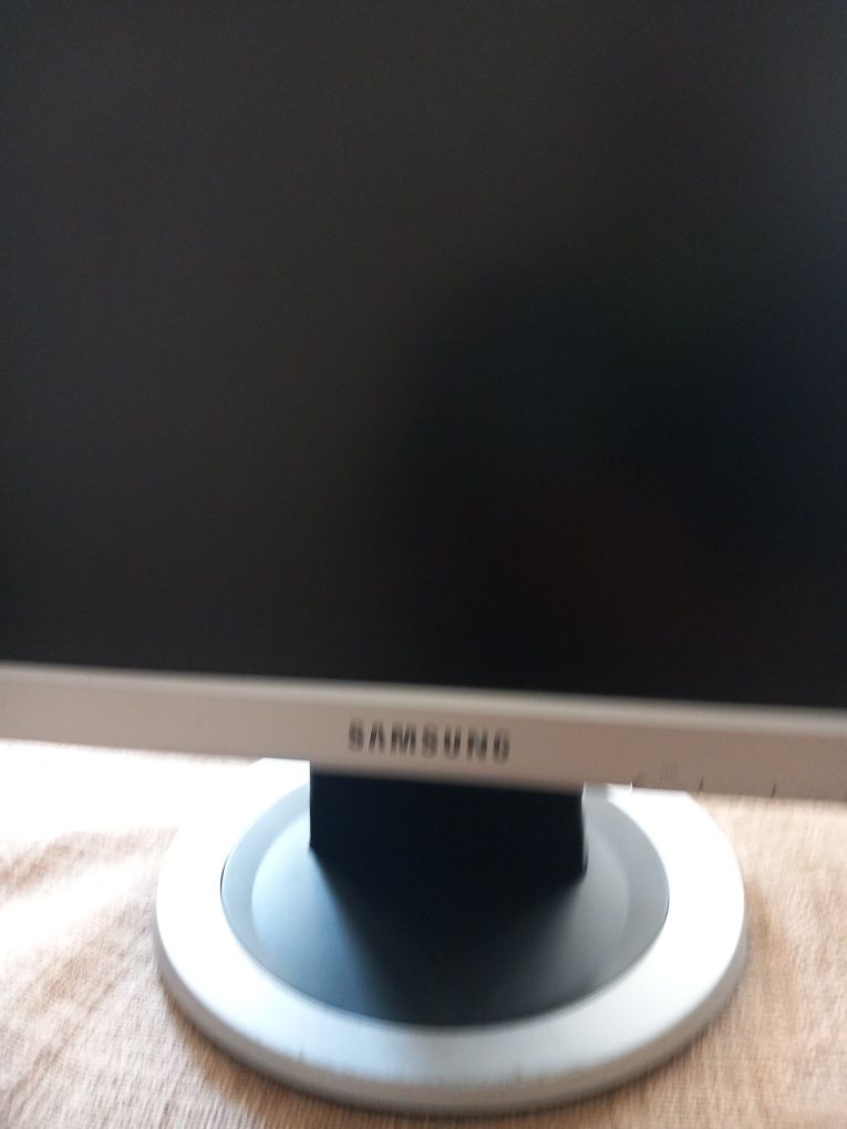 Монитор Samsung 713n