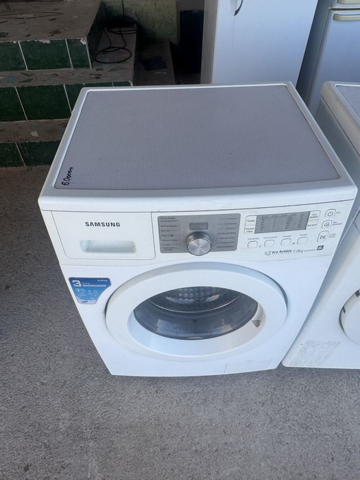 Стиральная машина в рабочем состояний