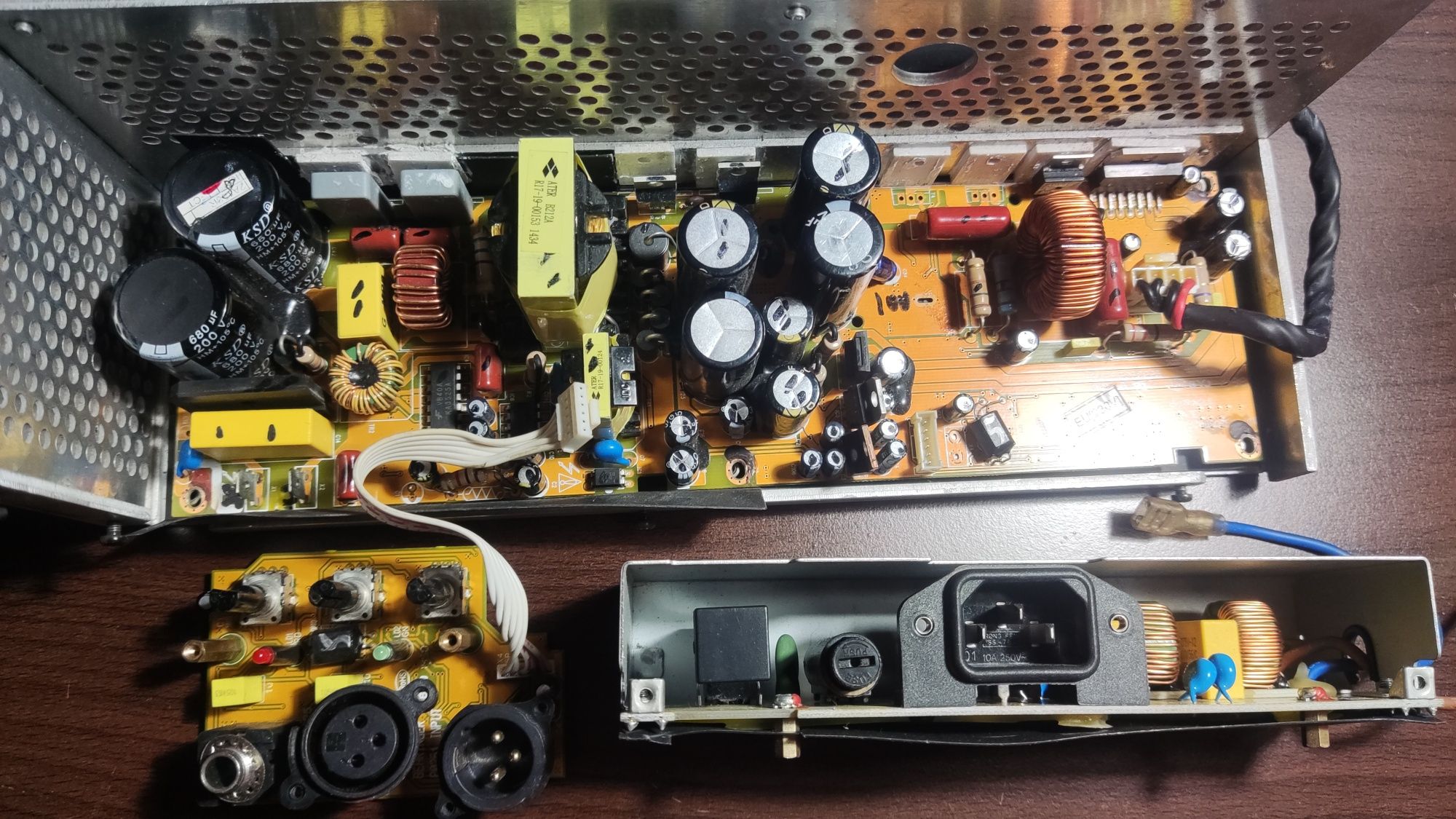 Концертен монитор, Колона Behringer.
