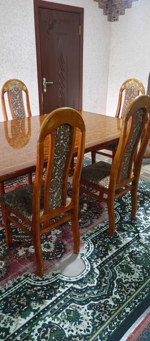 Продам стол со стульями.