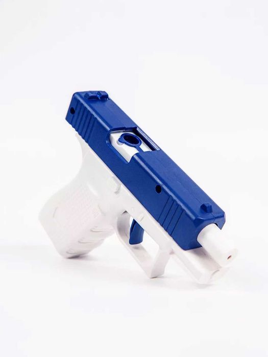 Детские водяные пистолеты и щиты