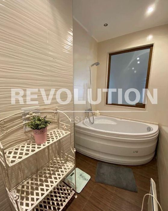 Тристаен апартамент в м-т района на Ален Мак!