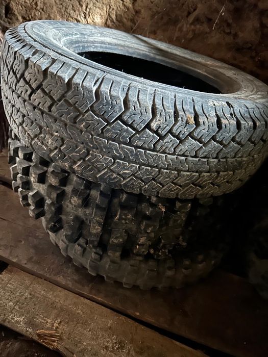 Vand cauciucuri cramponate  cu tot cu jante