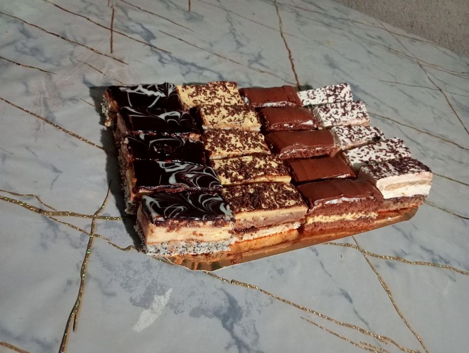 Prăjituri de vânzare