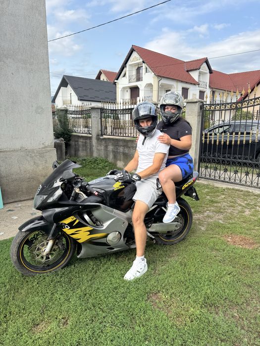 Vând motocicletă Honda CBR 600F4