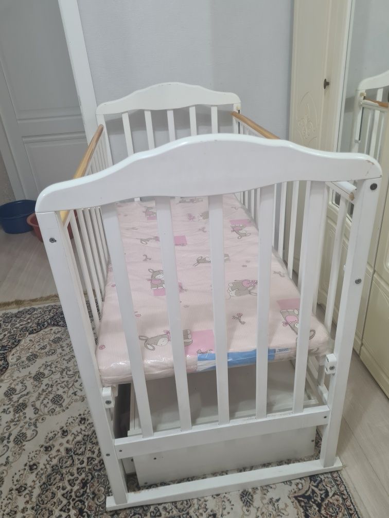 Продам детскую кровать с матрасом