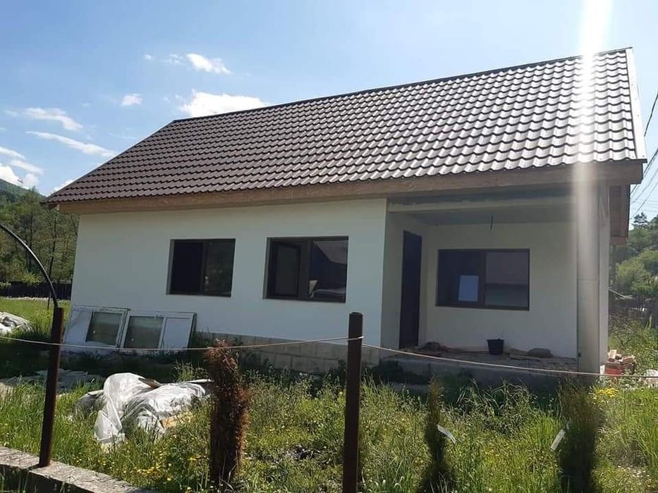 Vând case pe structura metalica