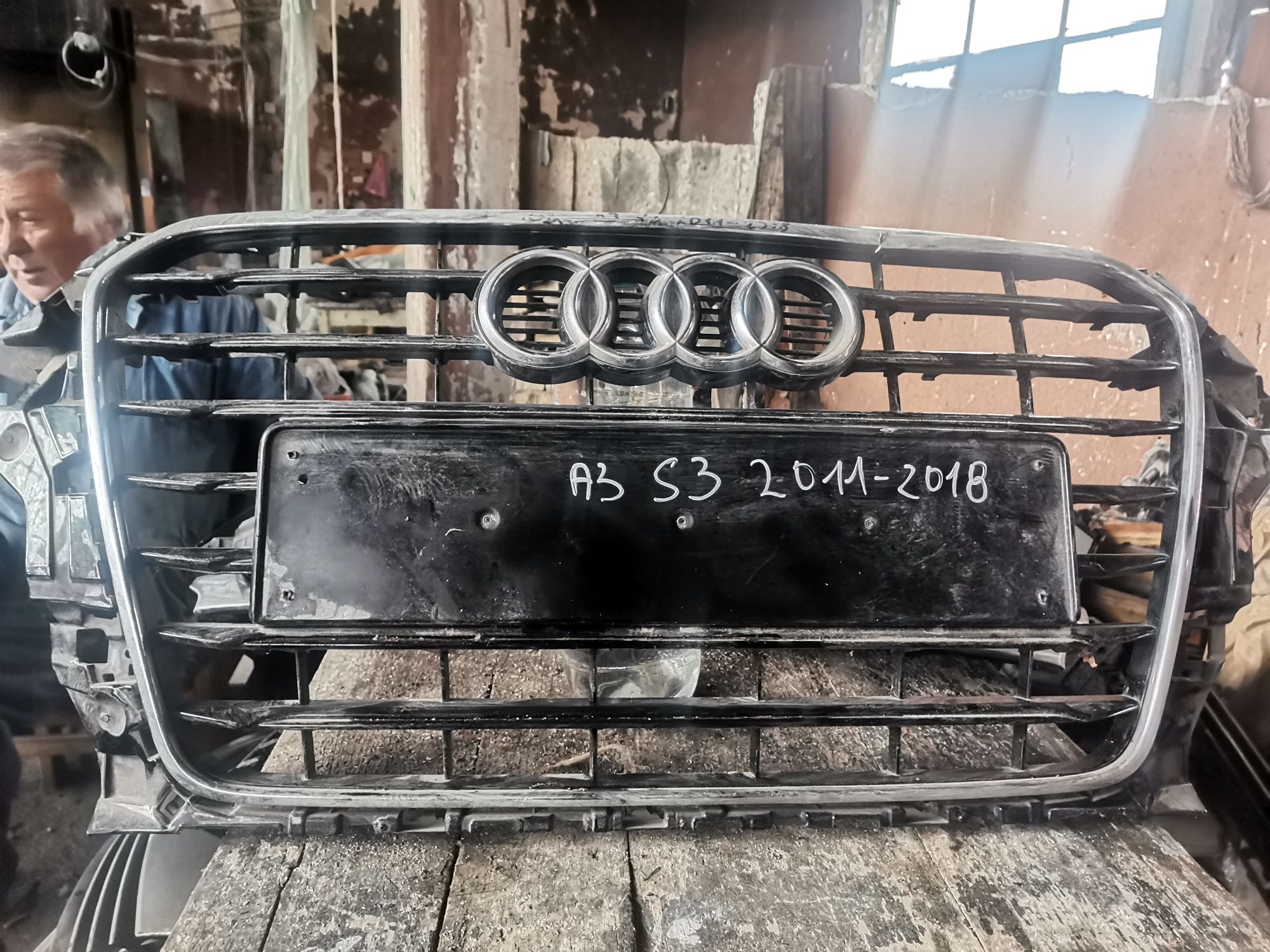 Оргинална Предна решетка за audi a3 s3 2011++