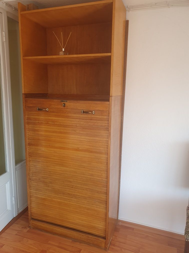 Etajeră din lemn masiv furniruit, model deosebit cu ușă rulou