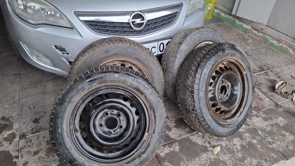 Срочно продам зимние шины комплект для мерседес