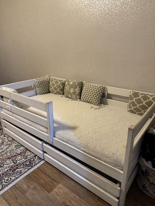 Продам детскую кровать с матрасом, с выдвижными ящиками