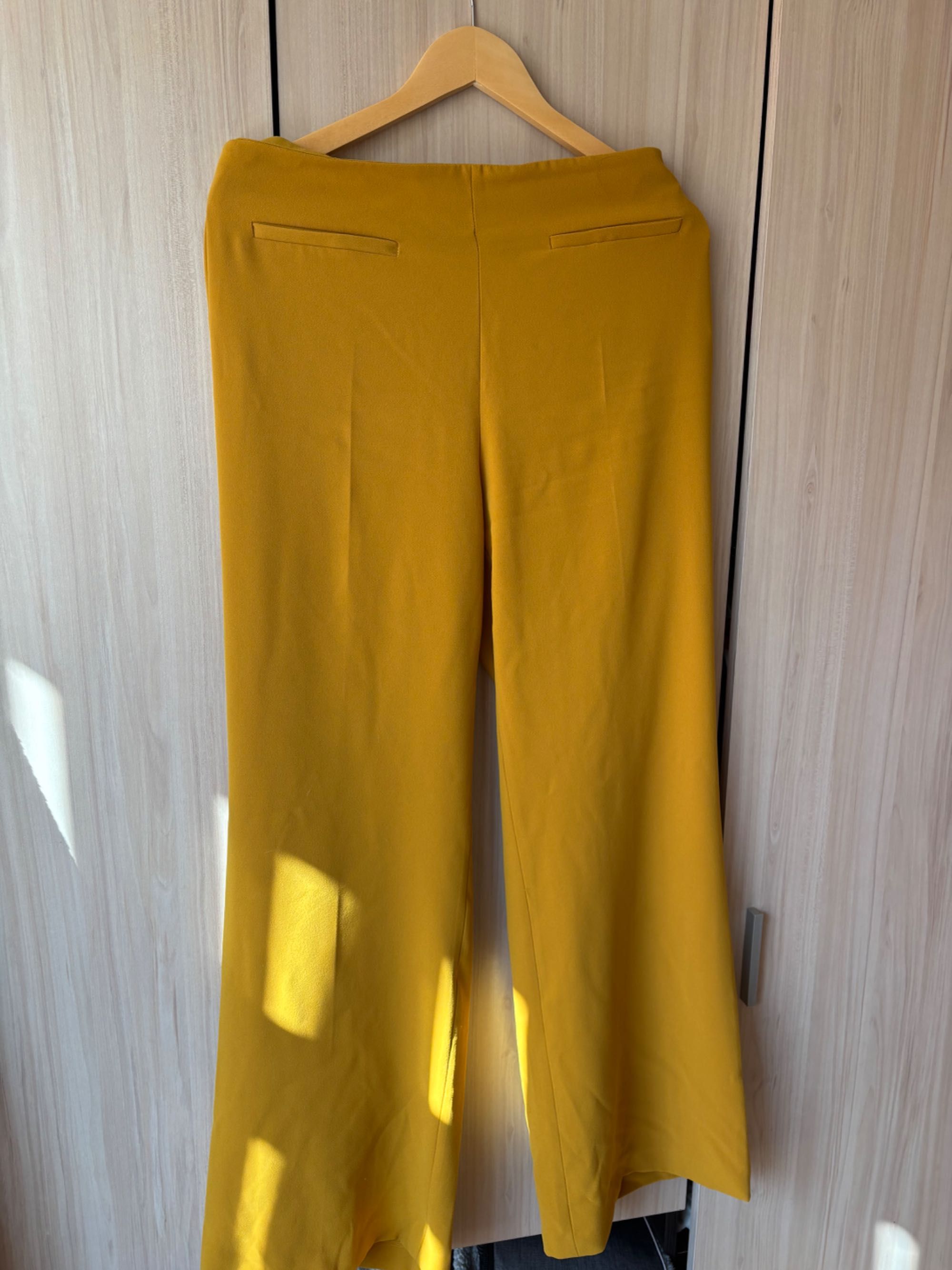 Костюм Zara в горчица, нов без етикет