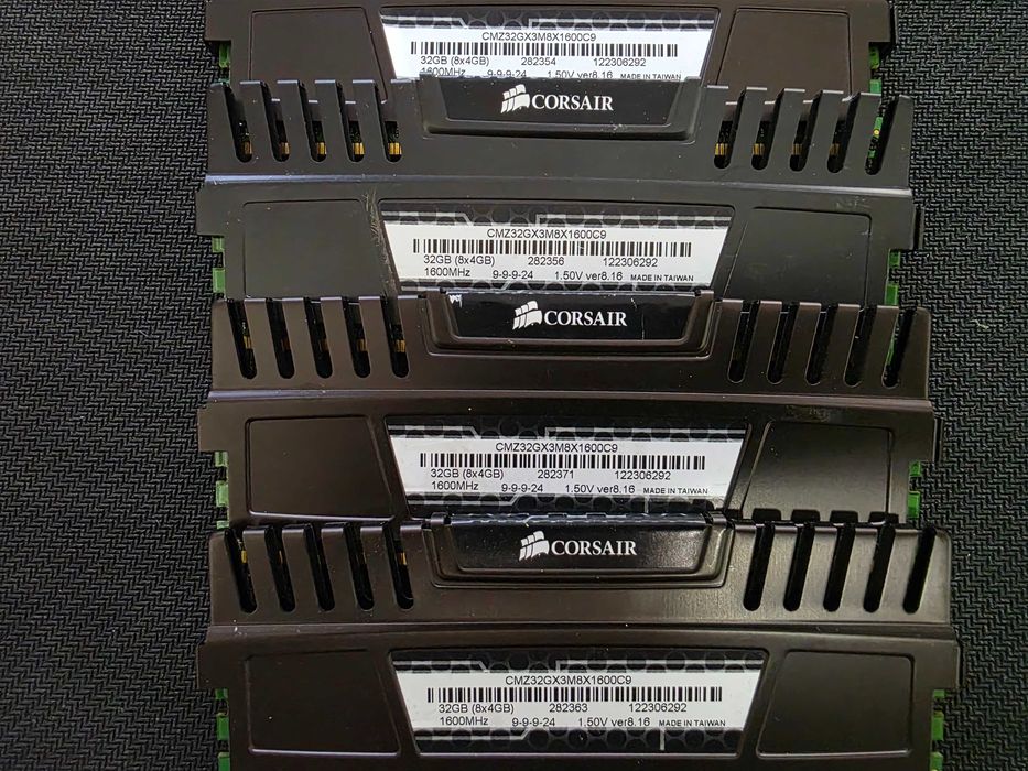 Memorie 32GB (8x4GB) DDR3 1600MHz Corsair Vengeance