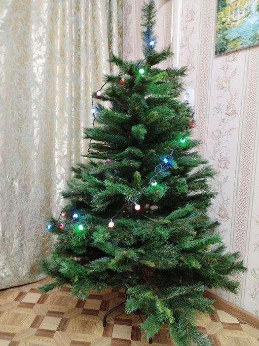 Продаетсяпышная  ёлка