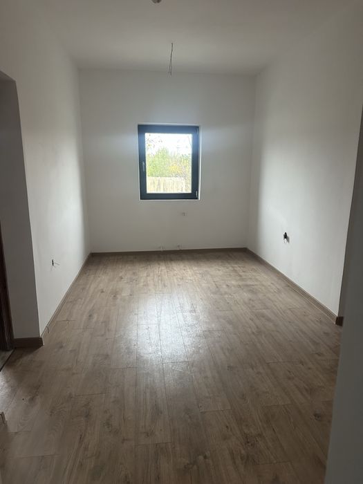 Cladire spatii birouri si apartamente plus teren 10000 mp de vamzare