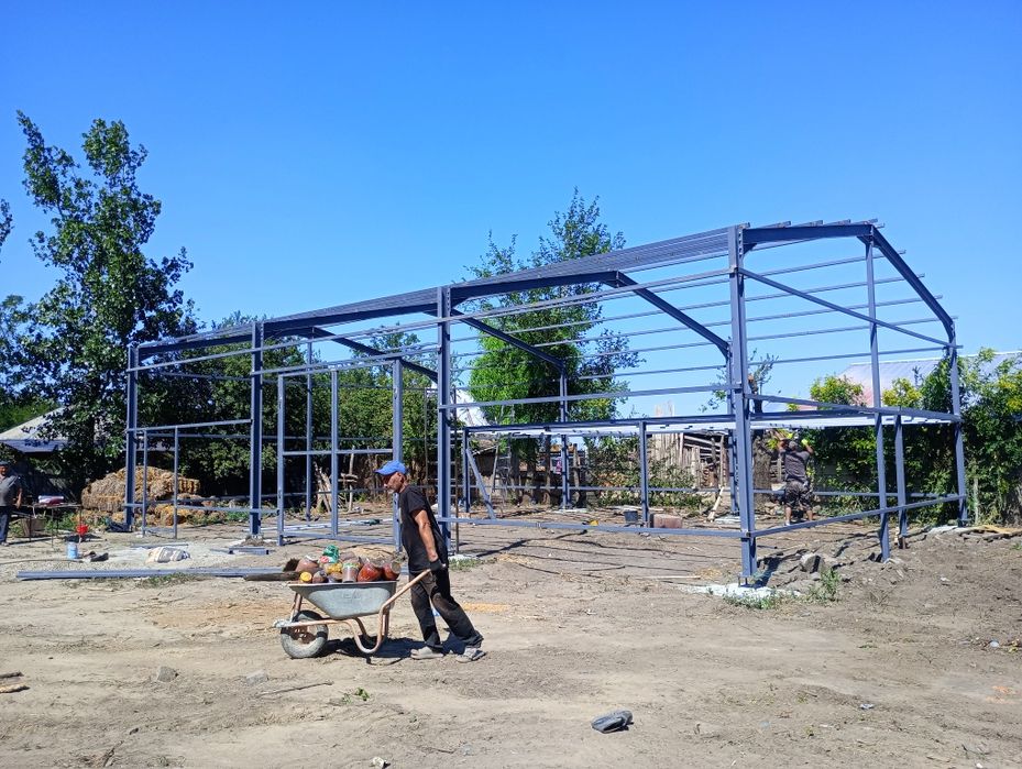 Vadă hală de pe stoc 10 m lățime cu 25 lungime cu 4 m la streașină 
1v