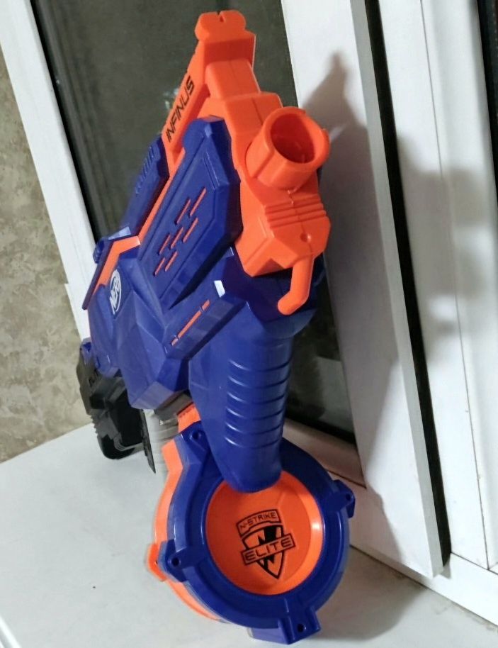Автоматический Nerf infinus в хорошем состоянии.