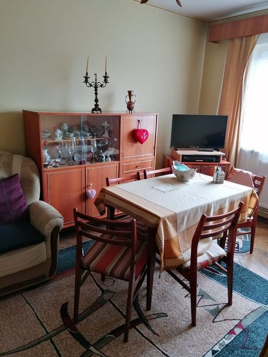 Vând apartament cu 3 camere Petrila,Str 8Martie bloc cărămidă,soare