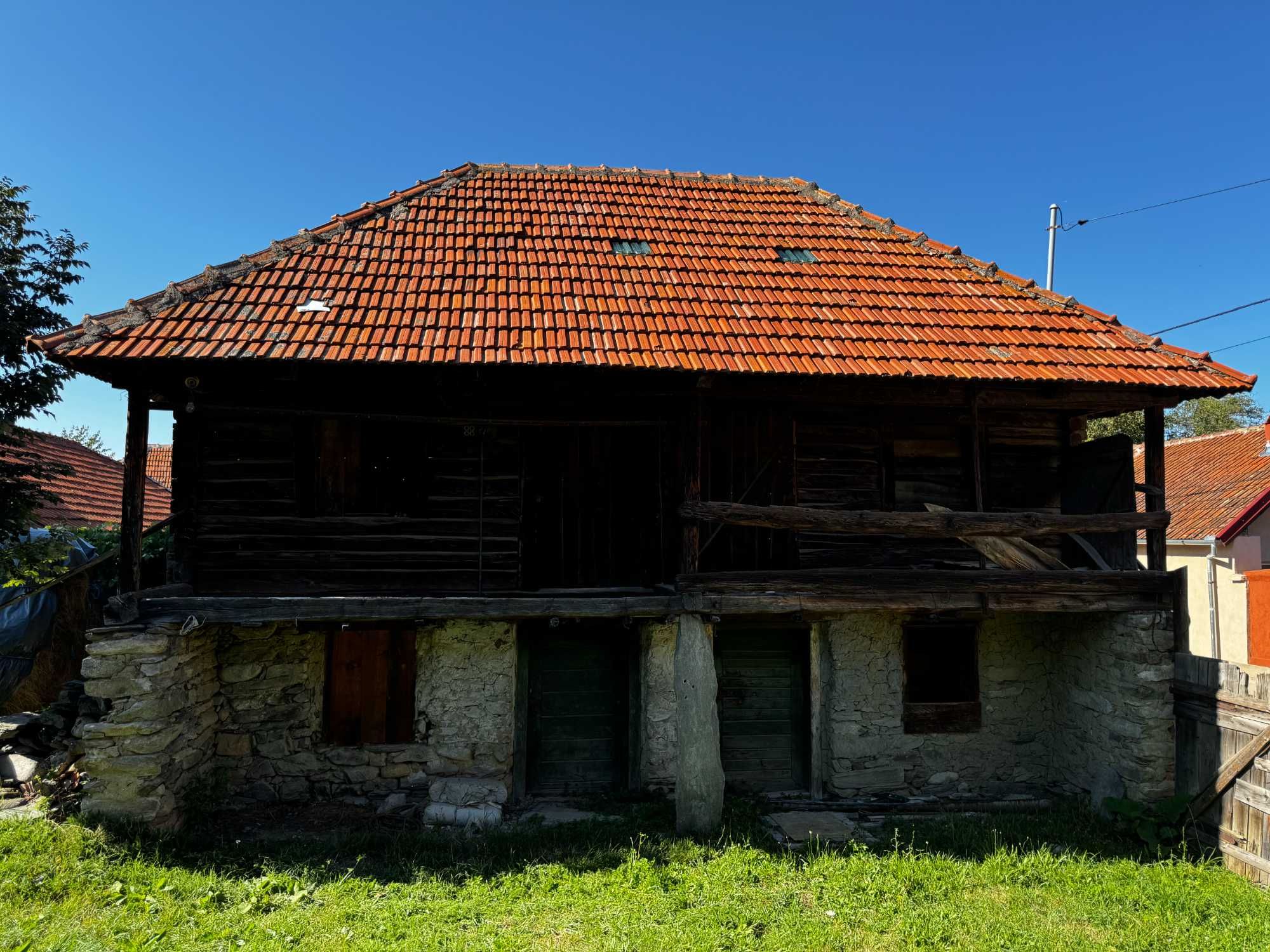 Casa de lemn cu teren 1.000 Mp in centrul satului URIC