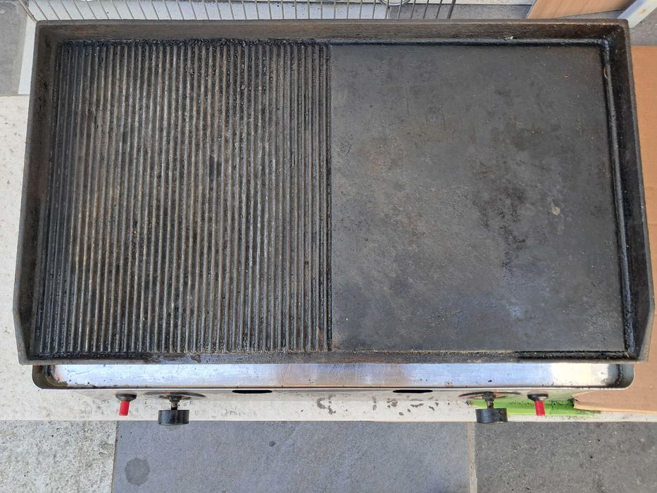 Профисионална  Газова скара. Профисионална кафе машина.