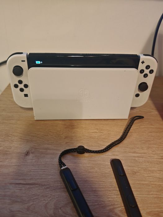 Nintendo Switch OLED – stare impecabilă + accesorii originale