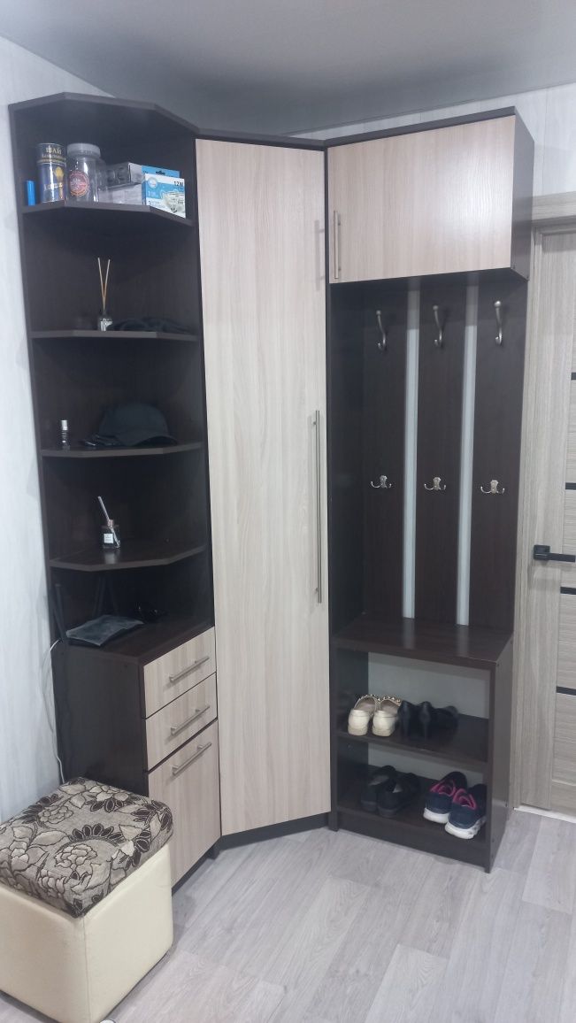 Продам угловую прихожую