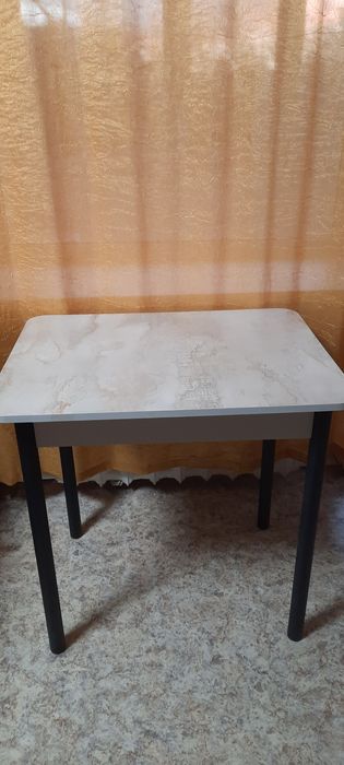 Столик кухонный.