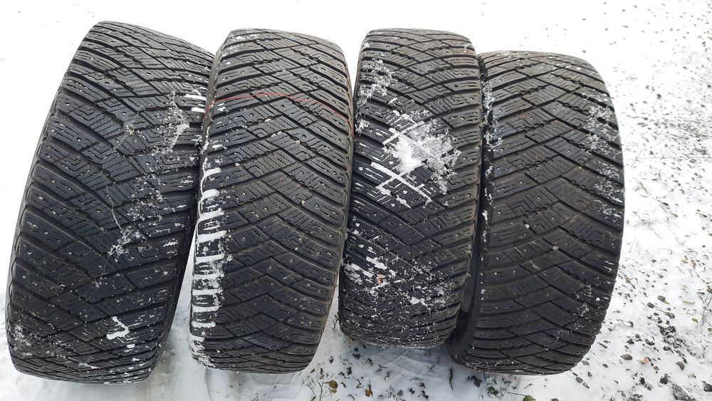 Продам зимние шипованные шины,комплект