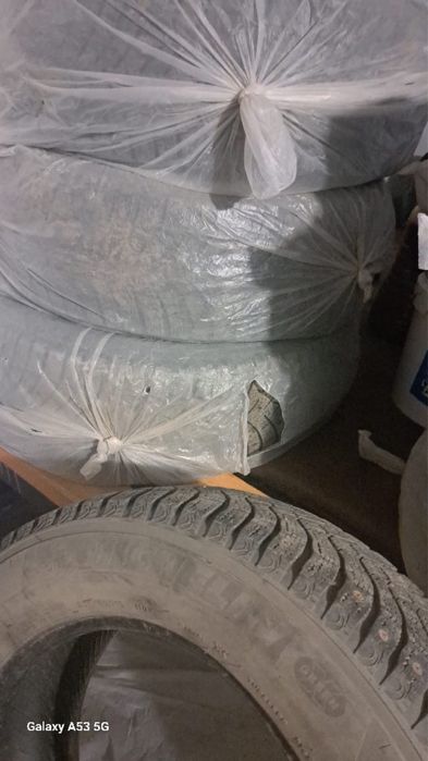 Шины шипы почти новые